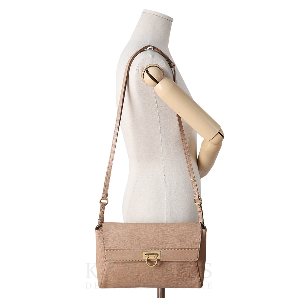 FERRAGAMO(USED)페레가모 간치니 로고 플랩 크로스백